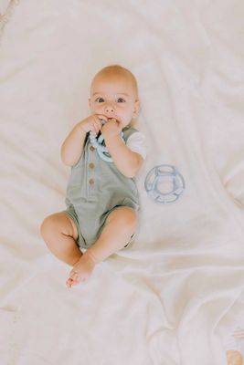 Jellystone Designs Hryzátko Slnko, mätové/modré