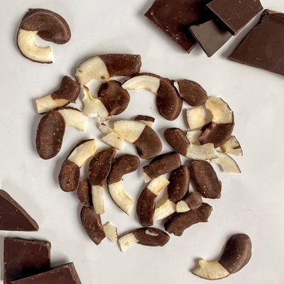 Natu Kokosové chipsy polomáčané 50% horká čokoláda 140 g