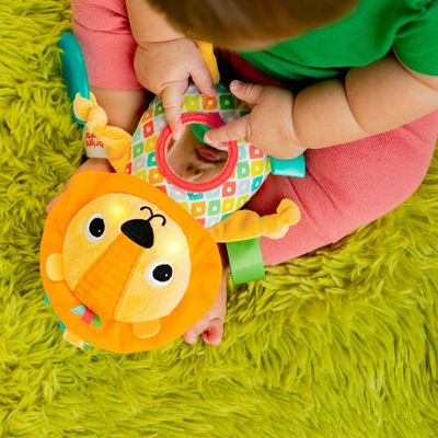 Bright Starts Hračka s melódiou na C krúžku lev Huggin' Lights ™0m+