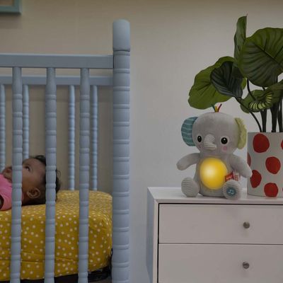 Bright Starts Hračka plyšová hudobná svietiaca Hug-a-bye Baby™ - sloník