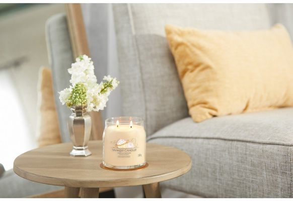 Yankee Candle Vonná sviečka Signature Vanilla Cupcake 567 g