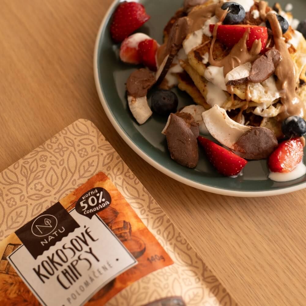 Natu Kokosové chipsy polomáčané 50% horká čokoláda 140 g